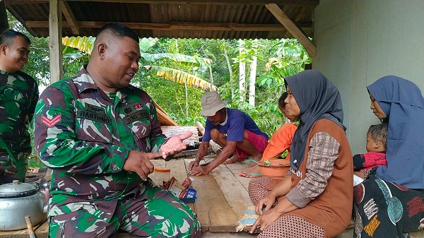 Sambil Jalankan Program TMMD ke-115, Anggota TNI Sosialisasikan Pentingnya Pola Hidup Sehat dari Covid-19