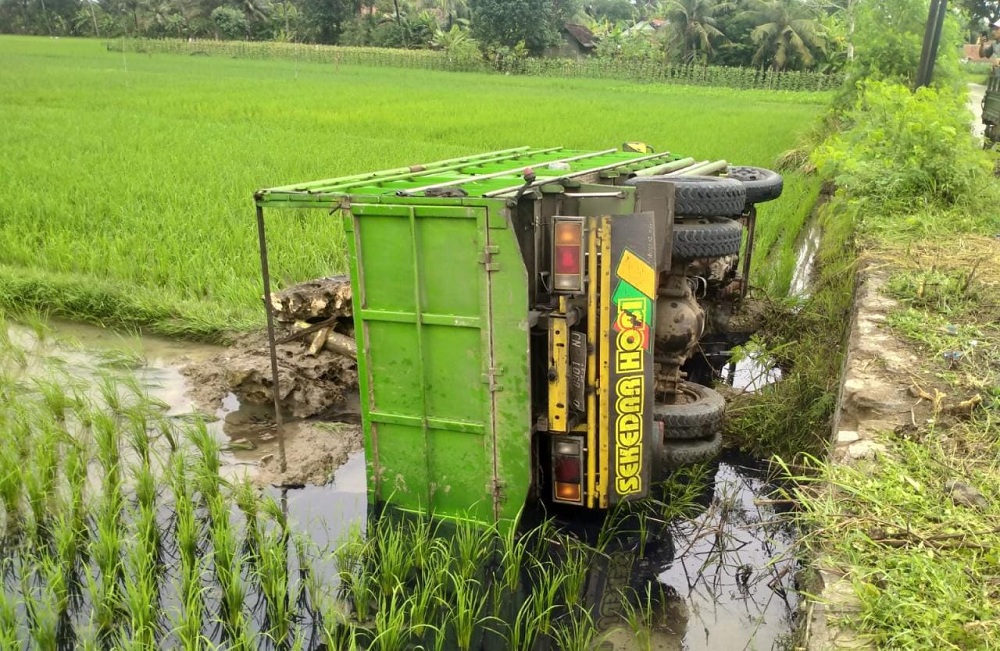 Hilang Kendali, Dump Truk Bermuatan Batu Karang Terguling ke Pesawahan di Kota Banjar
