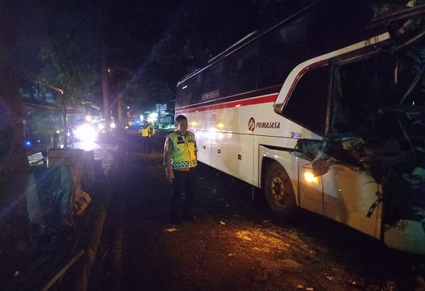 Kronologi Bus Primajasa Menabrak Truk Tronton di Jalan Letnan Harun Tasikmalaya, Sopir Bus Luka-Luka 