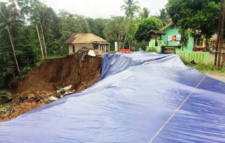 Setelah Longsor, Jalan Utama Cibalong-Parungponteng Belum Mendapat Perbaikan, Warga Butuh Jalan Alternatif