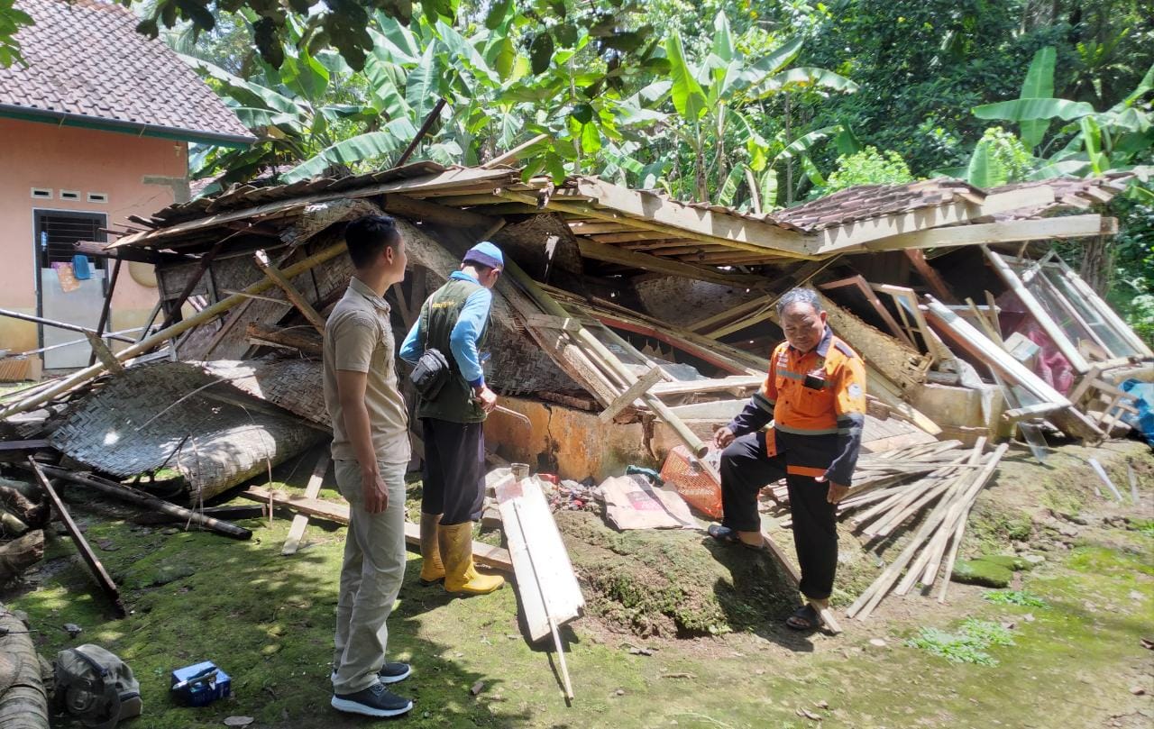 Rumah Milik Kocoh di Kota Banjar Tiba-tiba Ambruk Saat Diguyur Hujan 