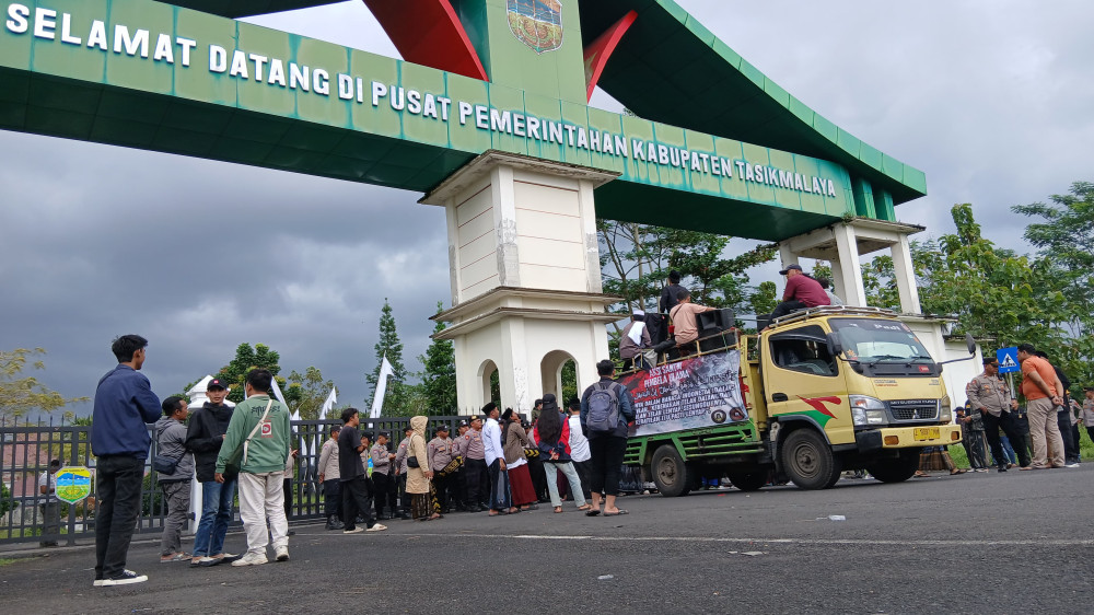 Santri Setasik Raya Demo di Kantor Bupati Tasikmalaya, Desak Percepatan Pembangunan dan Bersihkan Birokrasi