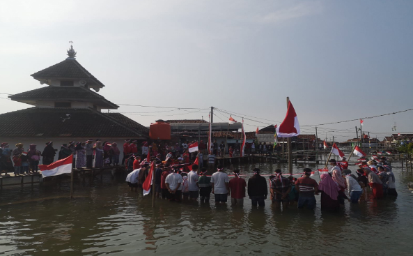 Upacara HUT RI Digelar di Tengah Banjir Rob, Bentuk Protes Warga ke Pemerintah