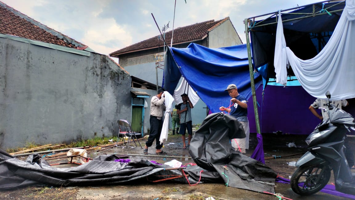 Tenda TPS Pemilu 2024 di Tasikmalaya Roboh saat Pemungutan Suara Akibat Hujan Deras dan Angin Kencang