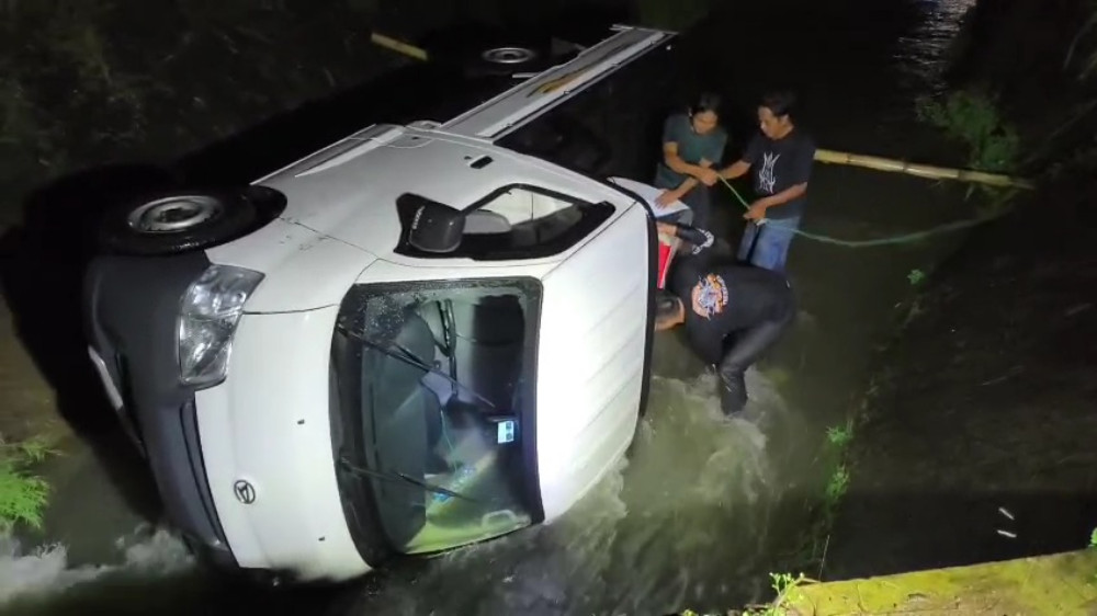 Hindari Motor, Mobil Masuk Sungai Cikunten Tasikmalaya saat Hujan Deras