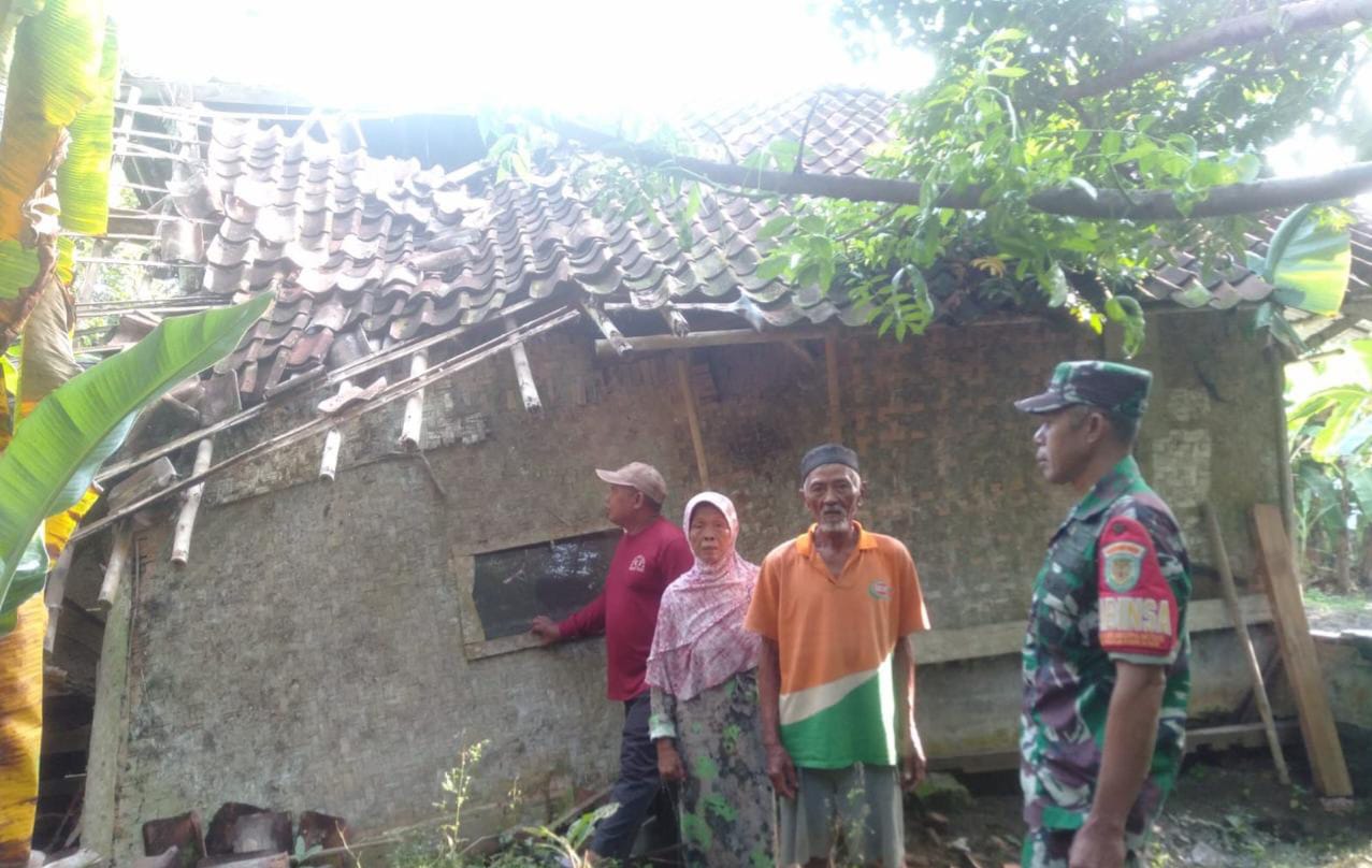 Rumah Warga Kabupaten Pangandaran ini Ambruk Diterjang Hujan dan Angin Kencang, Maman Butuh Uluran Tangan