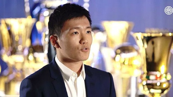 Teriakan Fans Inter Milan Kepada Zanetti: ‘Hanya Ada Satu Capitano’, untuk Zhang: ‘Perlu Menjual’  