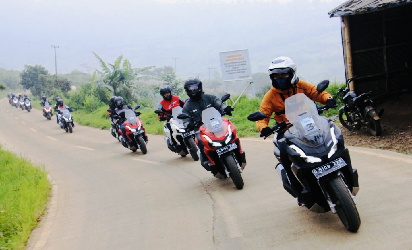 Tips Aman Berkendara Sepeda Motor Melewati Jalan Turunan Curam 