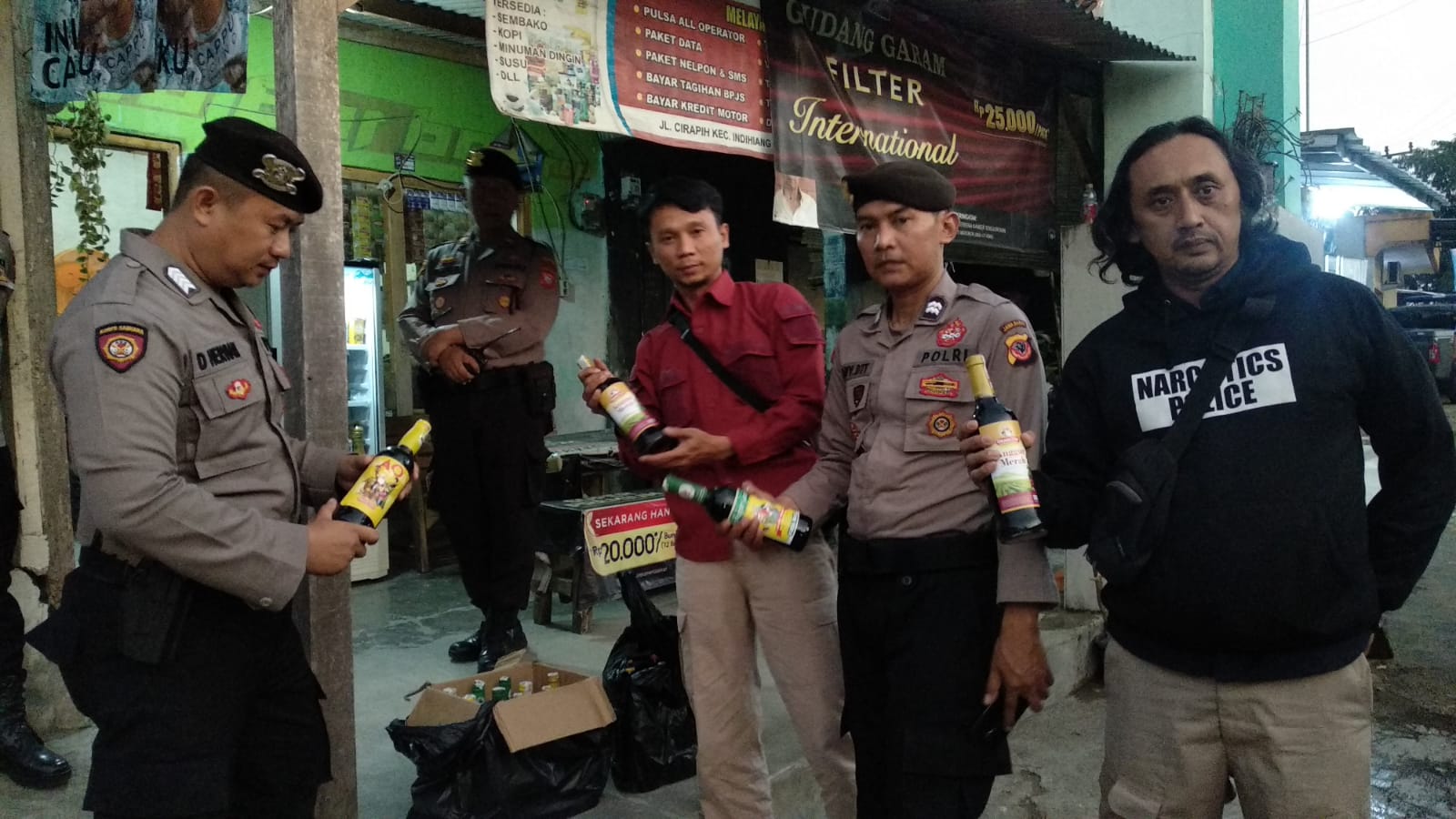 Warung Kopi di Kota Tasikmalaya Digerebek Polisi, Ditemukan Puluhan Botol Minuman Keras