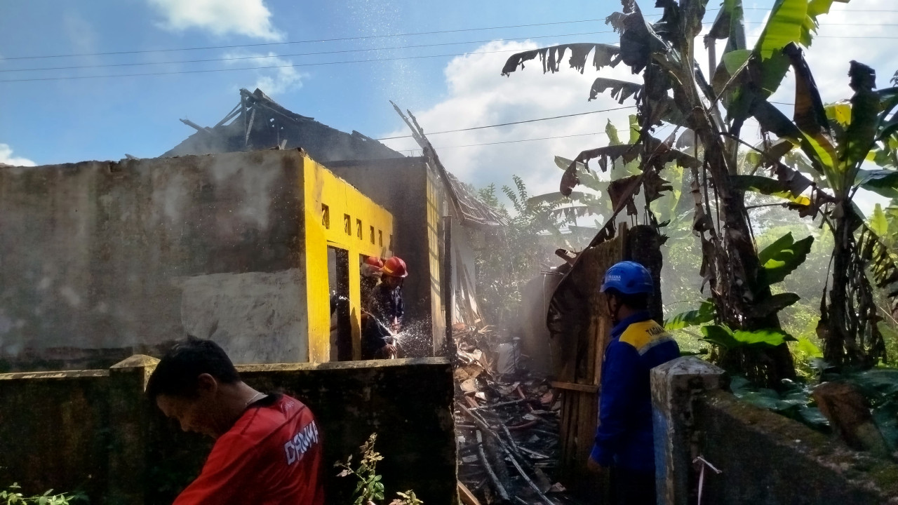 Kebakaran Hanguskan Tiga Rumah di Cigalontang Tasikmalaya, Diduga akibat Tungku Api Belum Padam