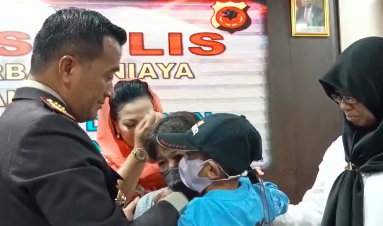 Tangis Haru Ibu Kandung Dipertemukan dengan Anak Korban Penganiayaan, Terpisah 5 tahun Ditinggal Bekerja