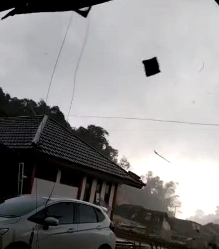 Detik-detik Atap Aula Kantor Kecamatan Panawangan Ciamis Terbang Disapu Angin Timpa Mobil Truk