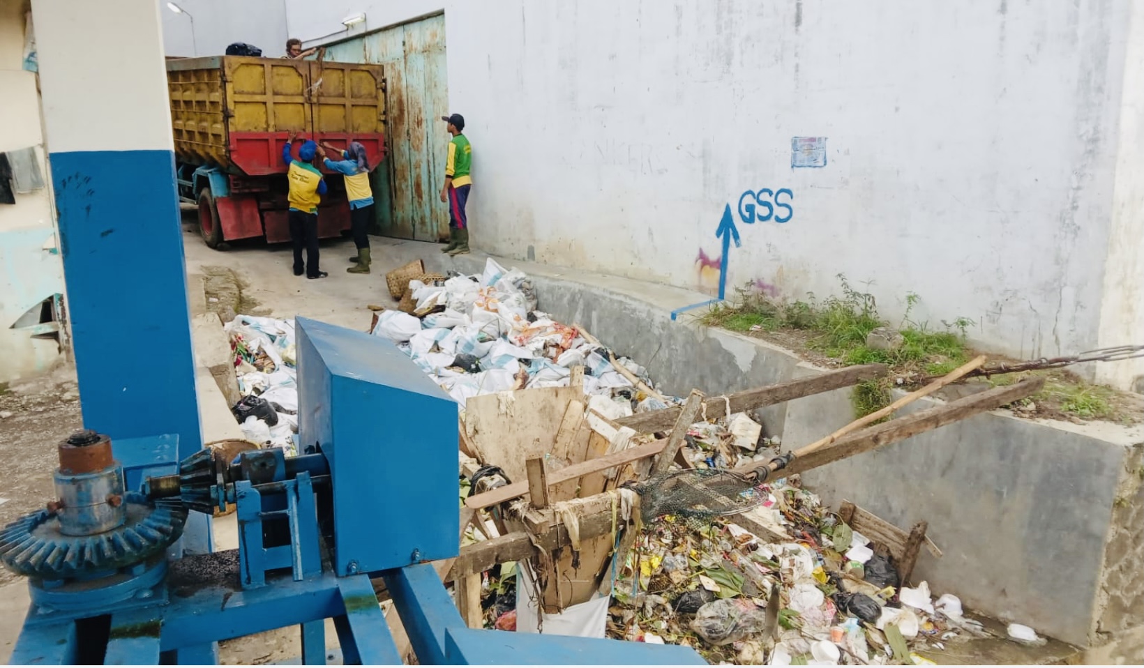 Dikira Buang Sampah, Padahal Angkut Sampah, Sungai Cimulu Mampet Gara-Gara Sampah