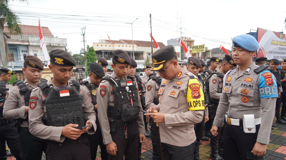 Komitmen Berantas Judi Online, Kapolres Tasikmalaya Kota Cek Langsung Hape Semua Personel