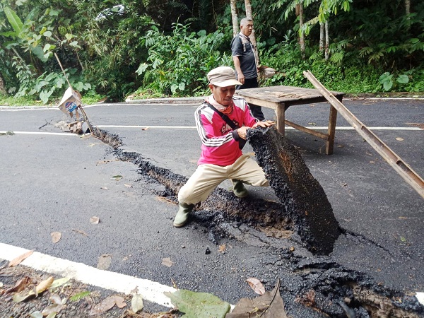 Waduh, Jalan di Cimaragas Ciamis Amblas, Akses Warga Cidolog ke Pangandaran Terganggu