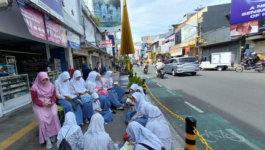 Tadarus On The Street Pelajar SMA Al Muttaqin Tasik di Pedestrian Jalan HZ Mustofa: Tidak Malu Bawa Quran
