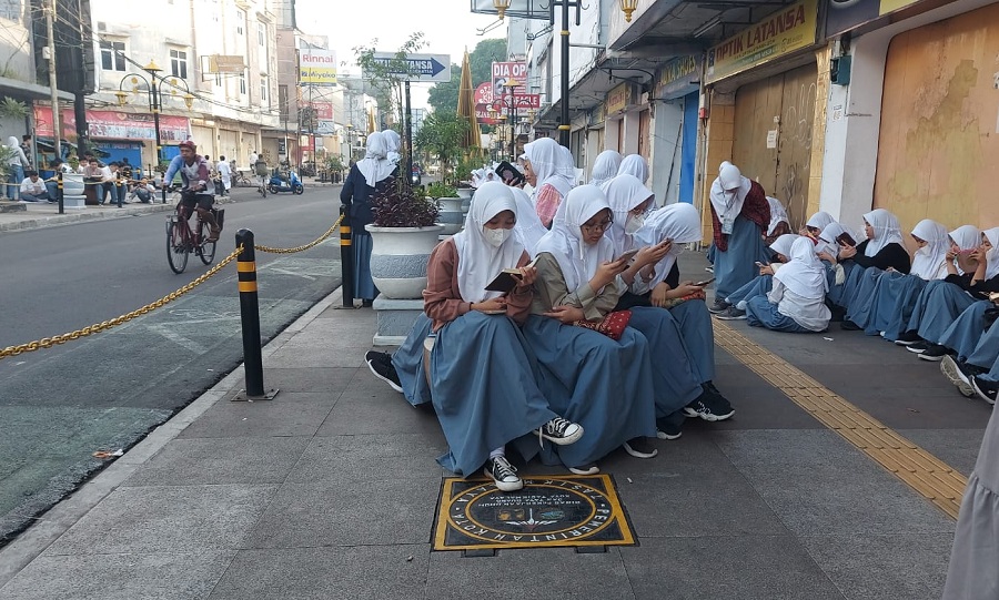 Ratusan Siswa SMAN 1 Ngaji On The Street di Pedestrian HZ Mustofa