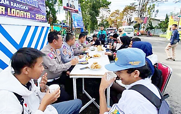 Terobosan, Satlantas Polres Garut Mengajak Pelanggar Lalu Lintas Minum Kopi, Teh Hangat dan Makan Bala-Bala 