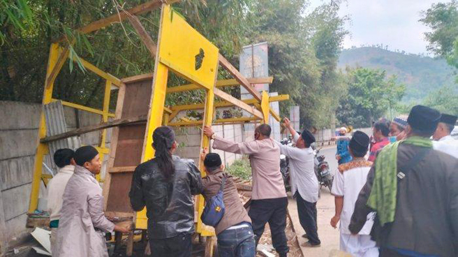 Bikin Resah, Ulama dan Warga Limbangan Garut Bongkar Kios Miras