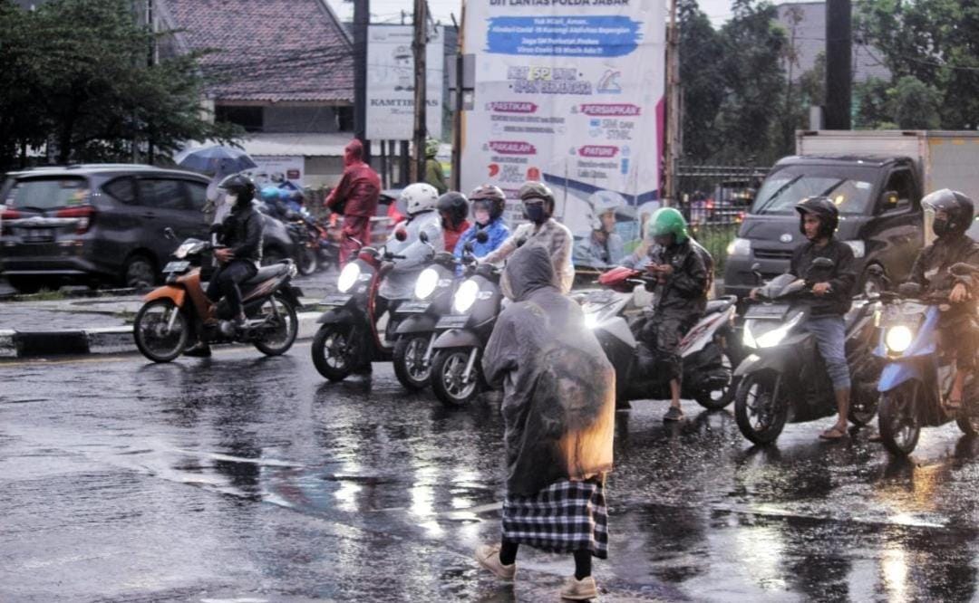 Sebelum Musim Hujan, Antisipasi Banjir dan Genangan di Kota Bandung, 250 PHL Bersihkan Gorong-Gorong 