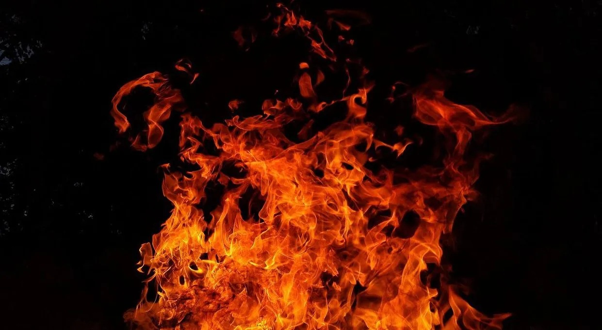 Anak Usia 6 Tahun Terbakar Setelah Berusaha Menolong Ibunya saat Dibakar Hidup Hidup Ayahnya yang Mabuk 