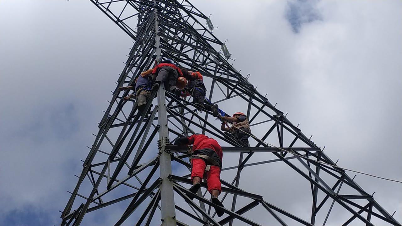 BREAKING NEWS; Perempuan Muda Naik Tower Listrik di Karikil, Diduga Hendak Melompat 