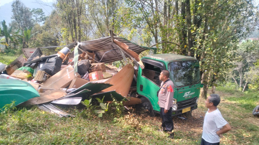 Diduga Rem Blong, Truk Masuk Jurang di Jalan Raya Kadipaten Kabupaten Tasikmalaya