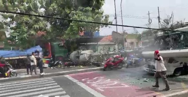 Delapan Orang Tewas dalam Kecelakaan Maut di Kranji, Bekasi, Truk Tronton Seruduk Halte 