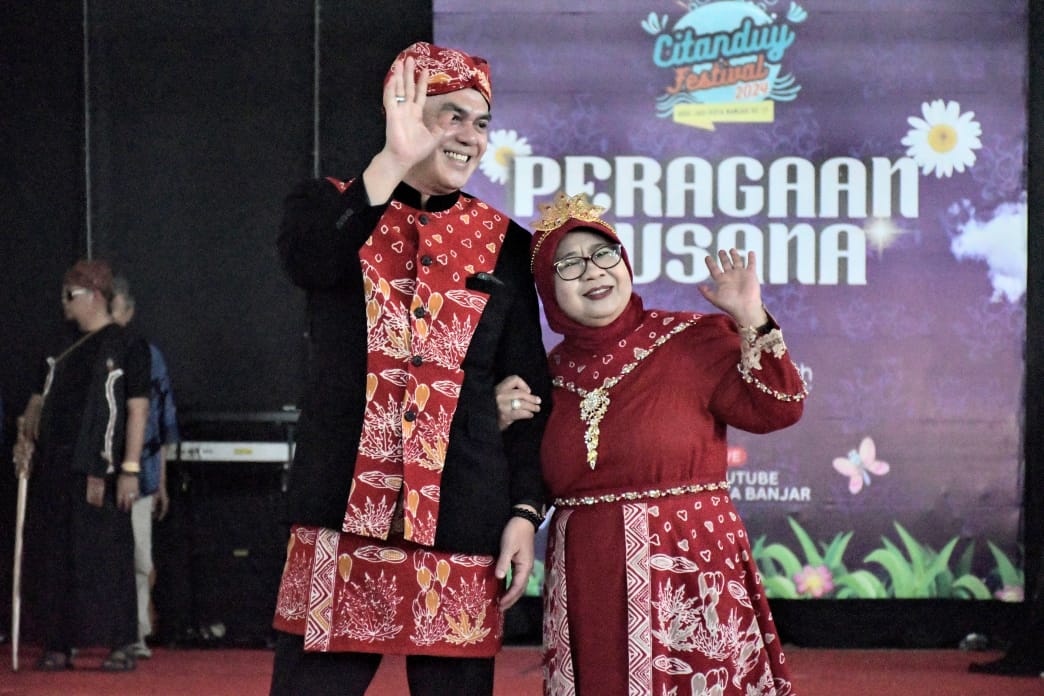Keren, Penjabat Wali Kota Bersama Suami Tampil Memakai Batik Khas Banjar 
