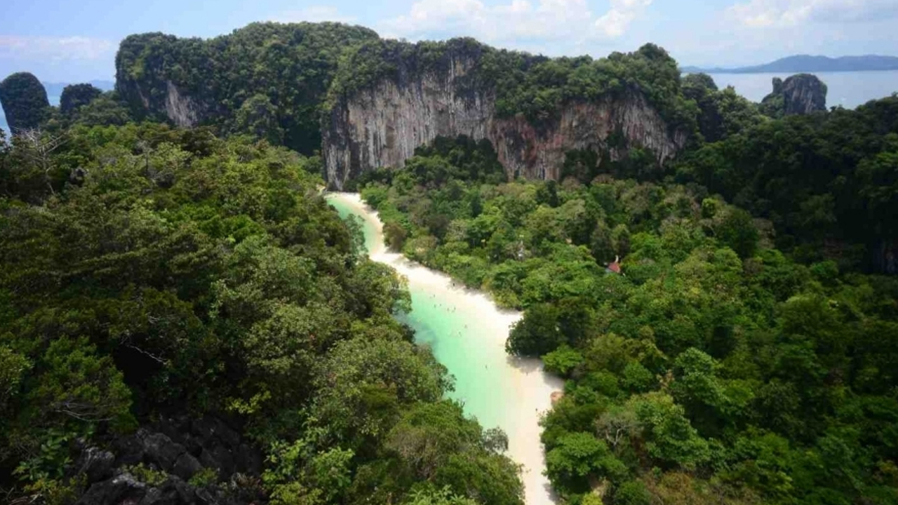 Asyiknya Liburan ke Krabi Thailand: Sensasi Dunia Jurassic dan Paket Keluarga Seru