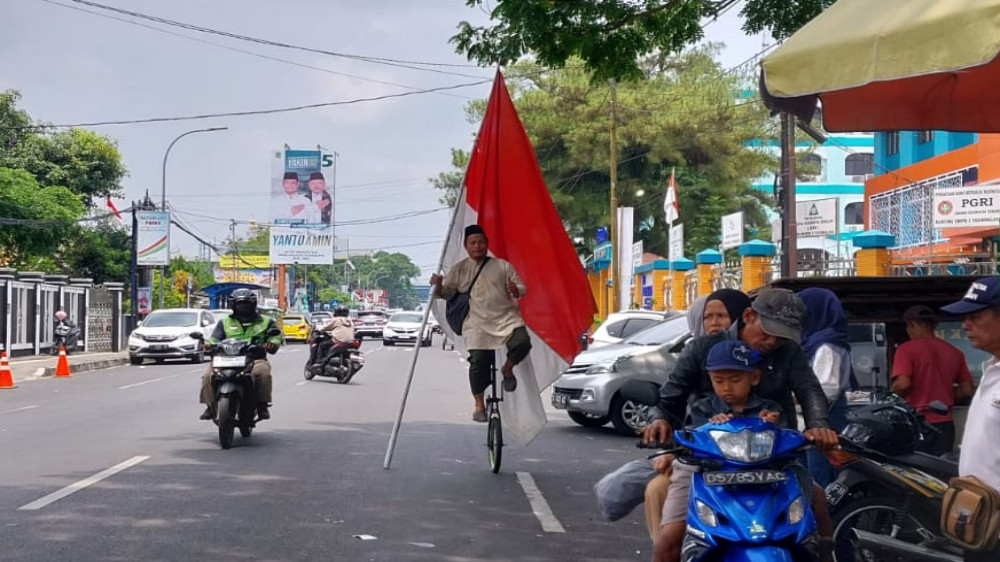 Santri Tasikmalaya Ramaikan HSN 2024 dengan Konvoi Sepeda Sirkus dan Bendera Merah Putih