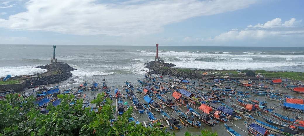 Cuaca Ekstrem di Tasikmalaya, Puluhan Perahu Nelayan Cipatujah Rusak Berat