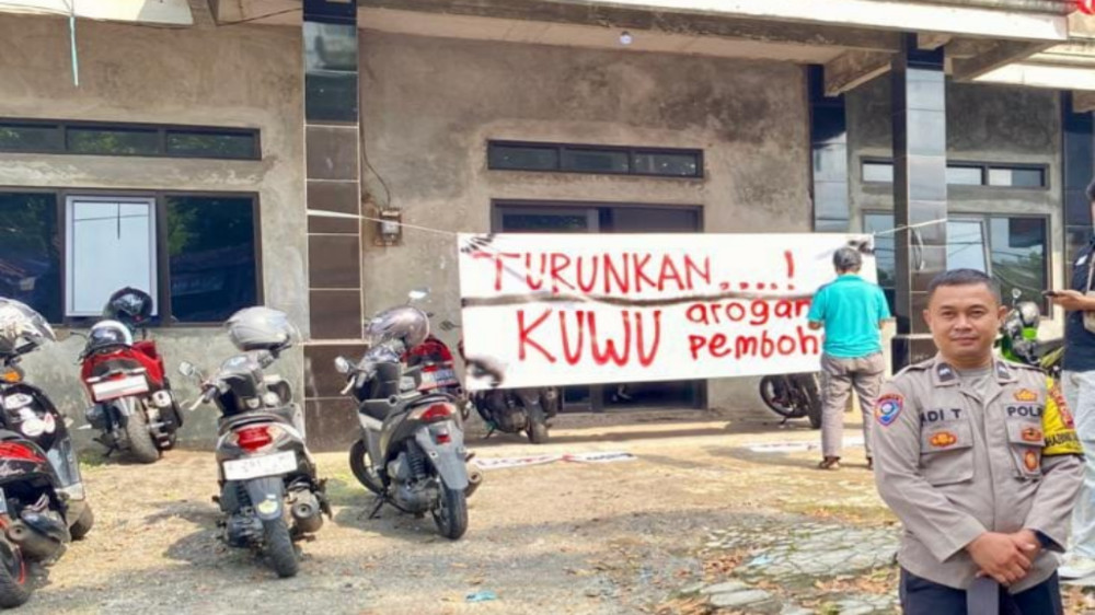 Warga Dawagung Tasikmalaya Geruduk Kantor Desa, Tuntut Transparansi Program Ketahanan Pangan dan Bumdes