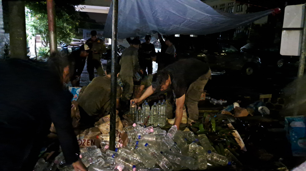 3.500 Botol Miras Dimusnakan saat Malam Tahun Baru di Kota Tasikmalaya