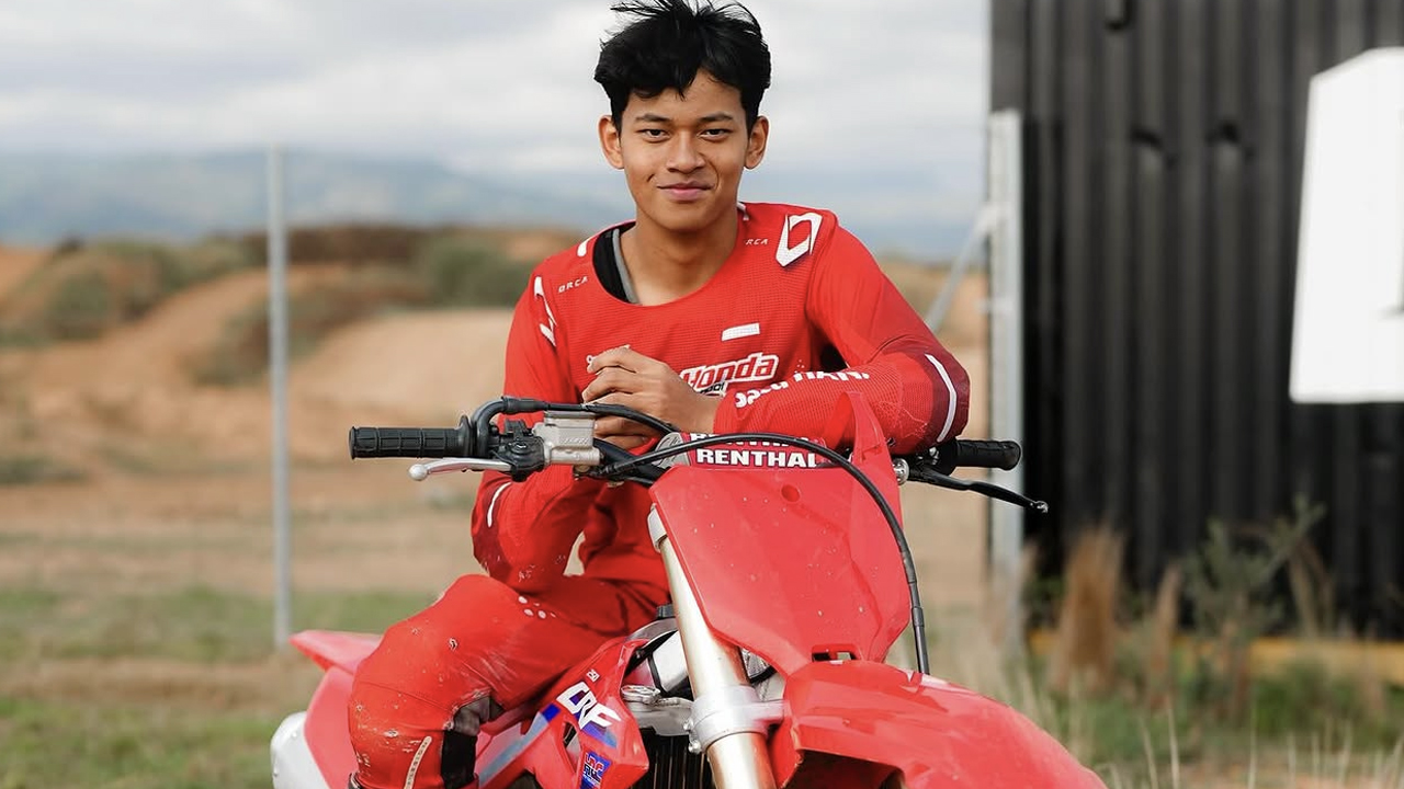 Jelang MotoGP Prancis 2026, Veda Ega Pratama dan Mario Aji Gaspol Motocross di Sant Feliu de Codines