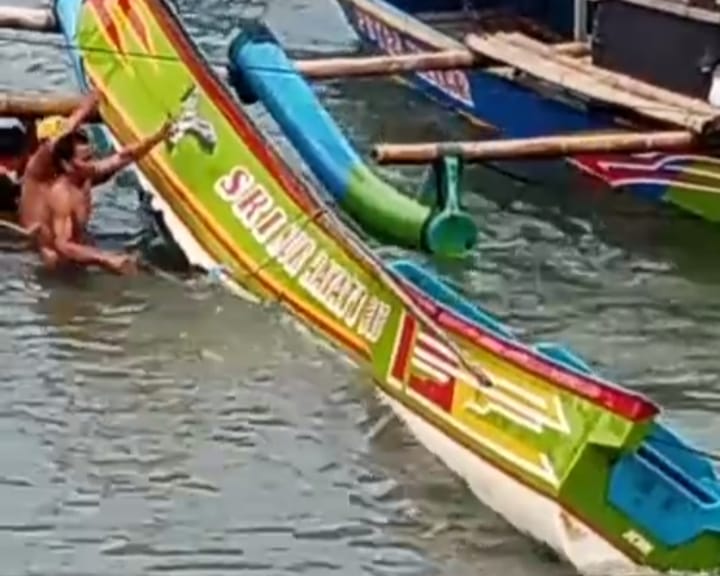 Kapasitas Dermaga Pamayangsari Tasikmalaya Penuh, Satu Perahu Nelayan yang Sedang Berlabuh Karam