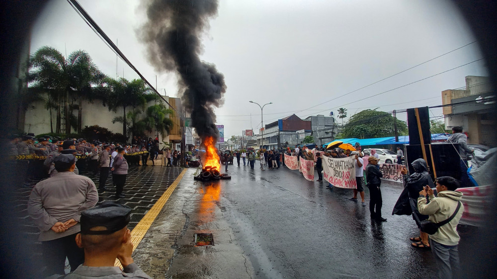 Rekapitulasi Suara Hasil Pilkada Kota Tasikmalaya Diwarnai Demo, Warga Soroti Dugaan Money Politic Terstruktur