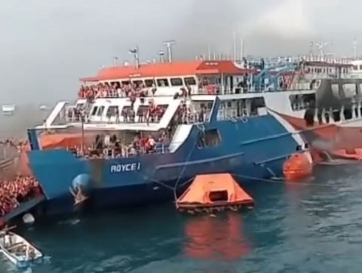 Kapal Ferry Royce I Terbakar, Penumpang Panik Nekad Terjun ke Laut!