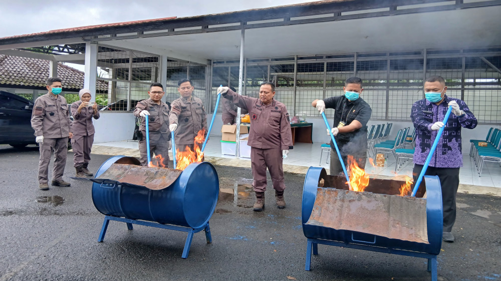 Kasus Narkotika Meningkat, Kejari Tasikmalaya Musnahkan Ribuan Barang Bukti