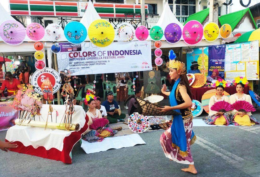 Kisah Borsang Umbrella Festival (BUF) Thailand 2023, Gambar Indah di Payung Geulis Menarik Warga Jepang