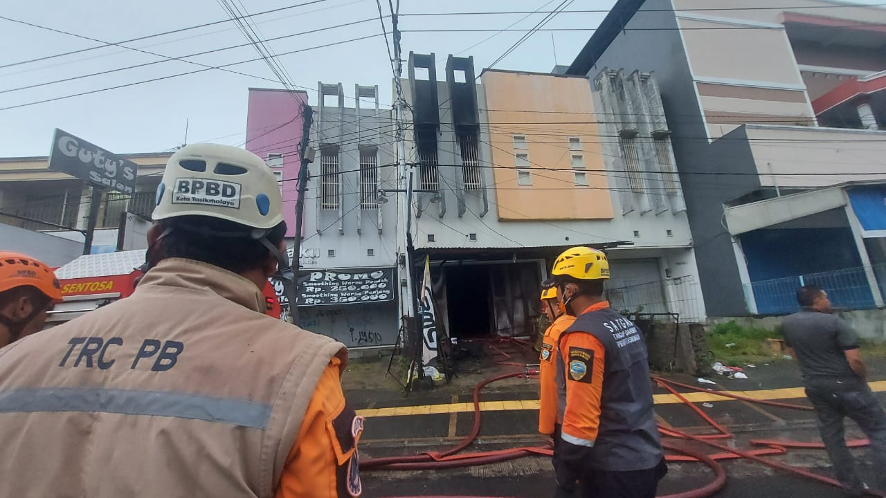 Dini Hari Tadi Kebakaran Toko Helm, Satu Unit Motor Hangus di Jalan Perintis Kemerdekaan Tasikmalaya