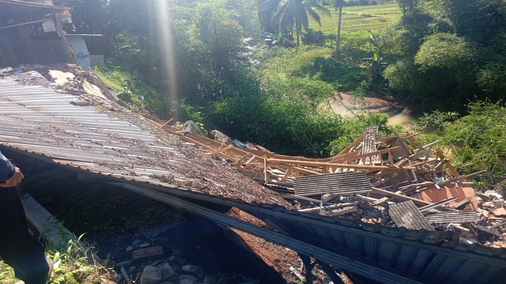 Hujan Deras Picu Longsor dan Rusaknya Rumah di Tiga Kampung Mandalahayu Tasikmalaya