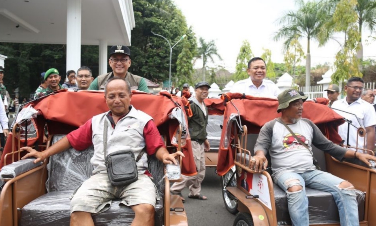Warga Kabupaten Tasikmalaya Terima 220 Becak Listrik, Ini Pesan Bupati Cecep