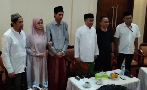 Datang ke Ponpes Lirboyo, Eko Kuntadhi Dimaafkan Ning Imaz