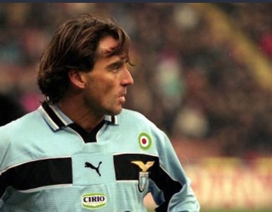 17 Januari 1999, Momen Roberto Mancini Ciptakan Gol Indah dengan Tumit ke Gawang Buffon