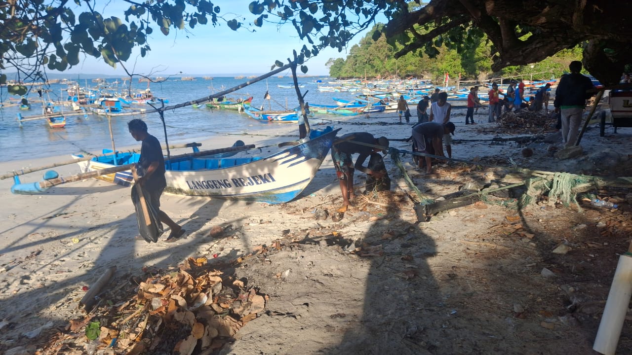 Nelayan dan Pengusaha Kompak Jaga Ekosistem Pantai Pangandaran Lewat Aksi Bersih