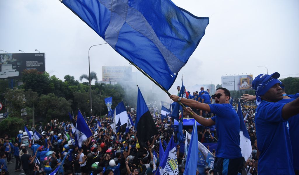 Tak Terasa Air Mata Bobotoh Menetes Haru saat Persib Juara Liga 1 hingga Ratusan Ribu Orang Ikuti Pawai Juara 