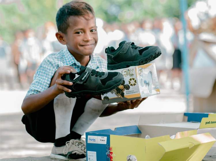 Bank Mandiri Bagikan 25.000 Pasang Sepatu Sekolah Gratis