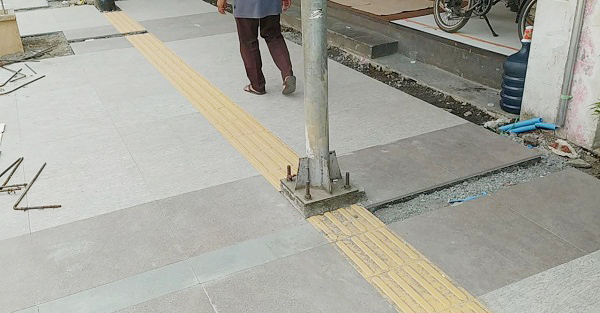 Jalur Khusus Disabilitas Tunanetra di Semi Pedestrian HZ Mustofa Tasikmalaya Tabrak Tiang Listrik