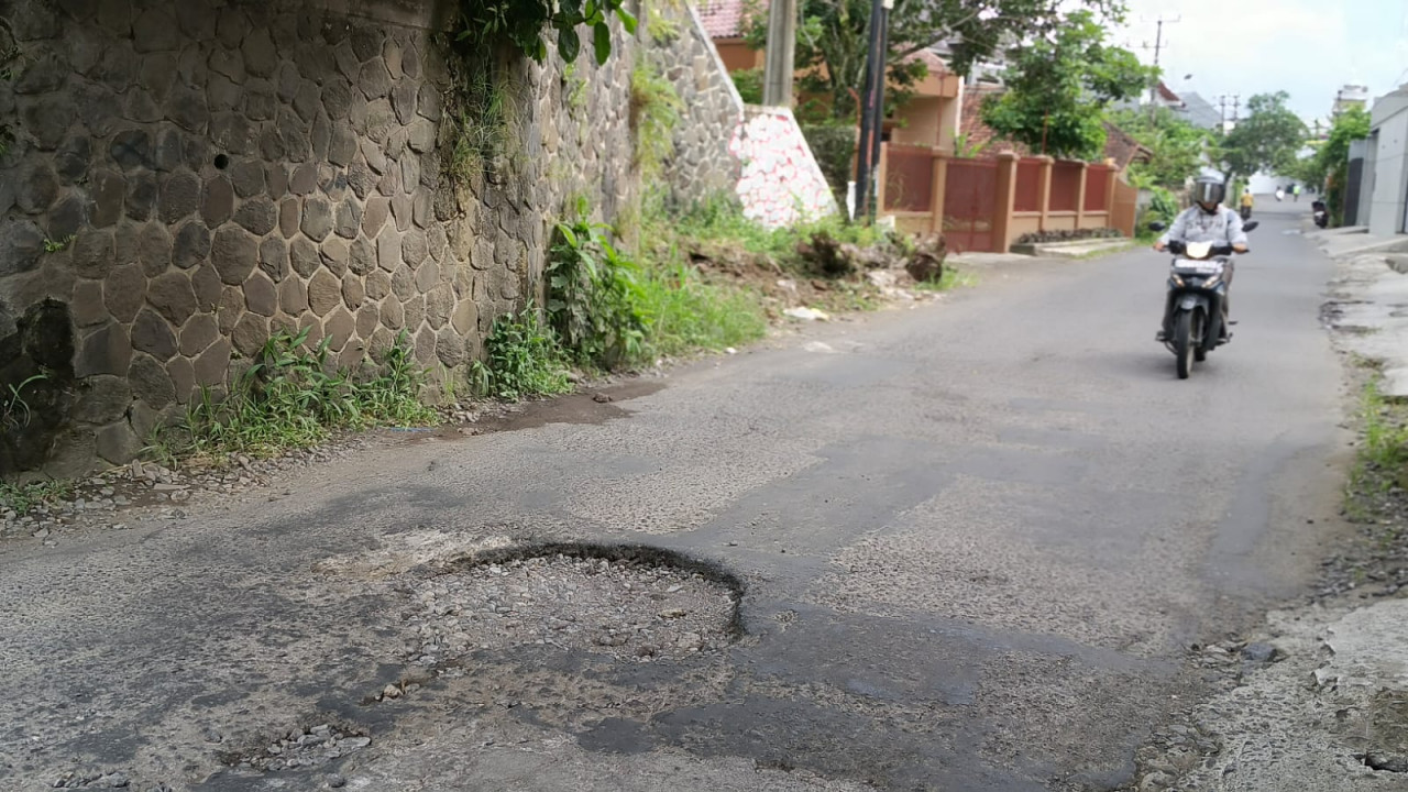 Jalan Rusak di Sambongjaya Tasikmalaya Dikeluhkan Warga, Sering Sebabkan Kecelakaan